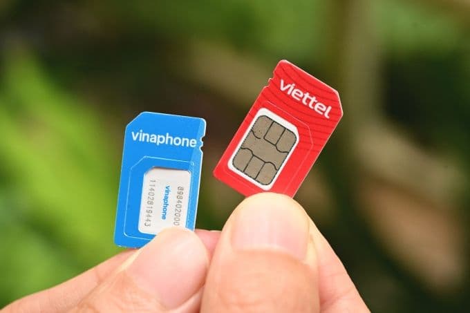 Hai thẻ SIM điện thoại di động, tượng trưng cho dấu vân tay số và quản lý thuê bao.