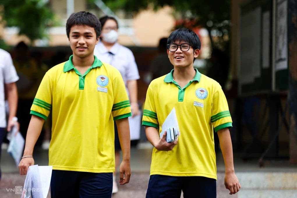 Hai thí sinh dự thi tốt nghiệp THPT, thể hiện sự cạnh tranh và áp lực tuyển sinh vào Đại học Y khoa Phạm Ngọc Thạch.