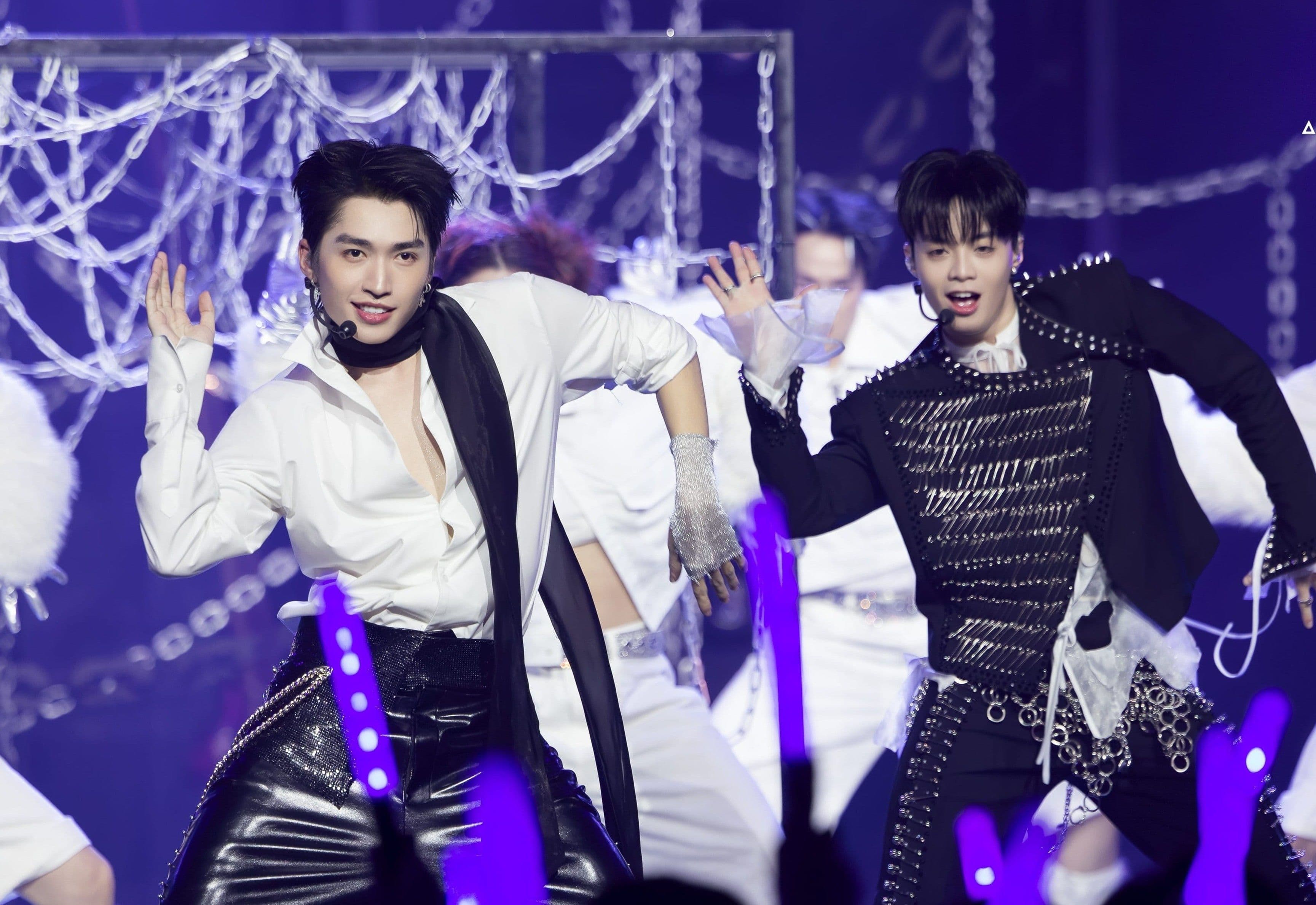 Hai thành viên đội CONGB trình diễn tiết mục 'Đoạn kịch câm' với phong cách ma mị, quyến rũ.