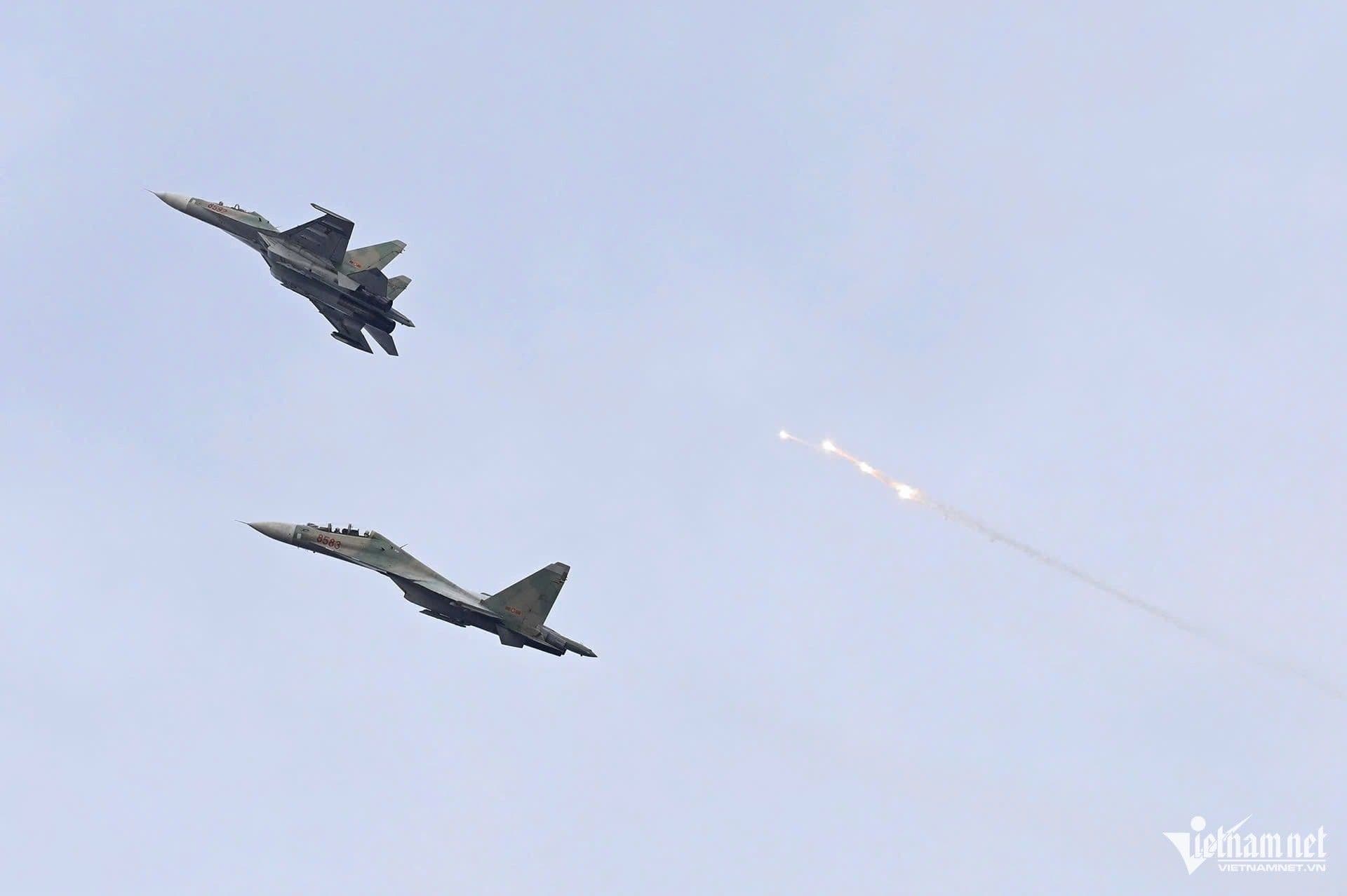 Hai tiêm kích Su-30MK2 thả bẫy nhiệt trên bầu trời Quảng trường Ba Đình trong buổi tổng duyệt diễu binh.