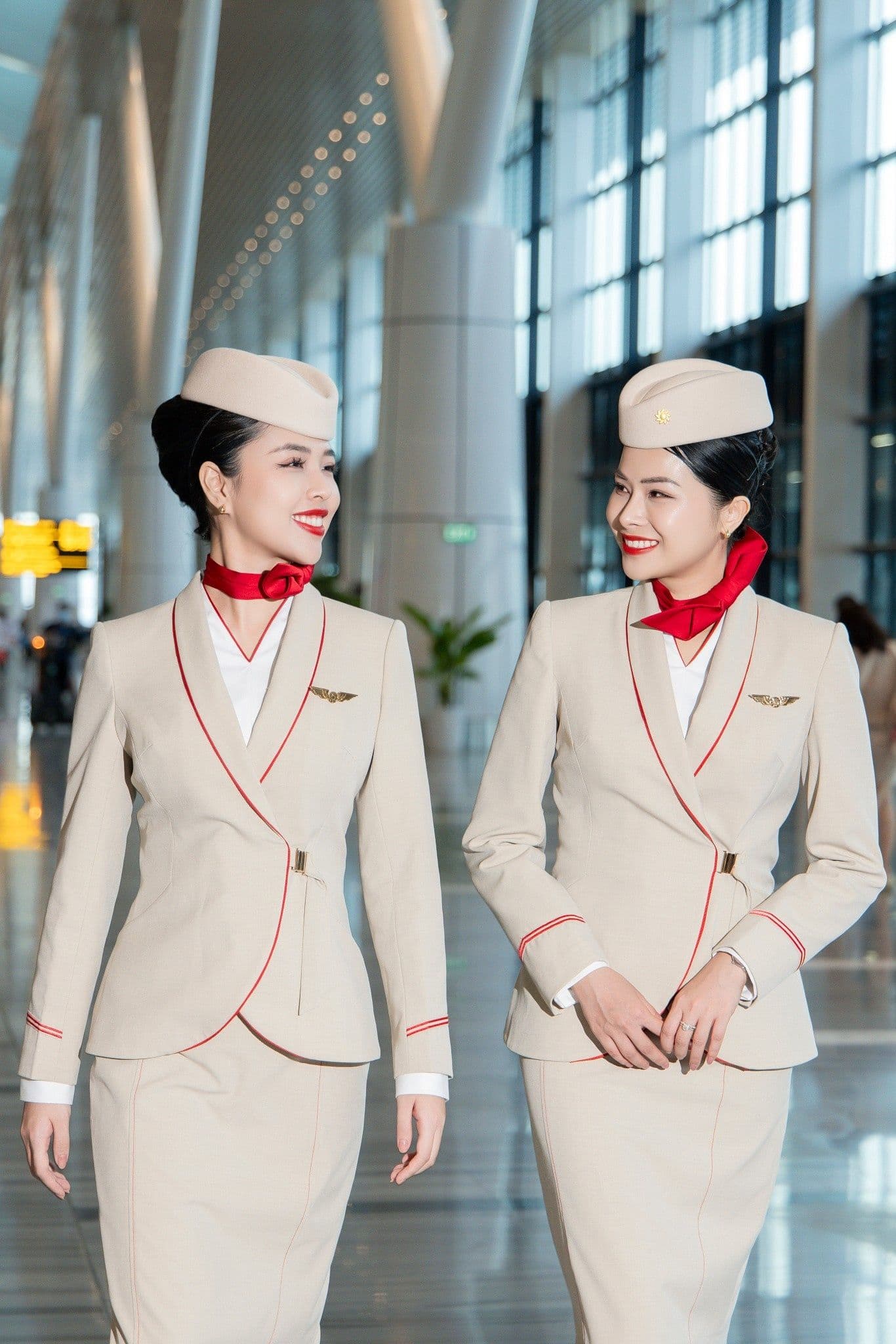 Hai tiếp viên hàng không Sun Phu Quoc Airways tại nhà ga sân bay, sẵn sàng cho kỷ nguyên bay mới.