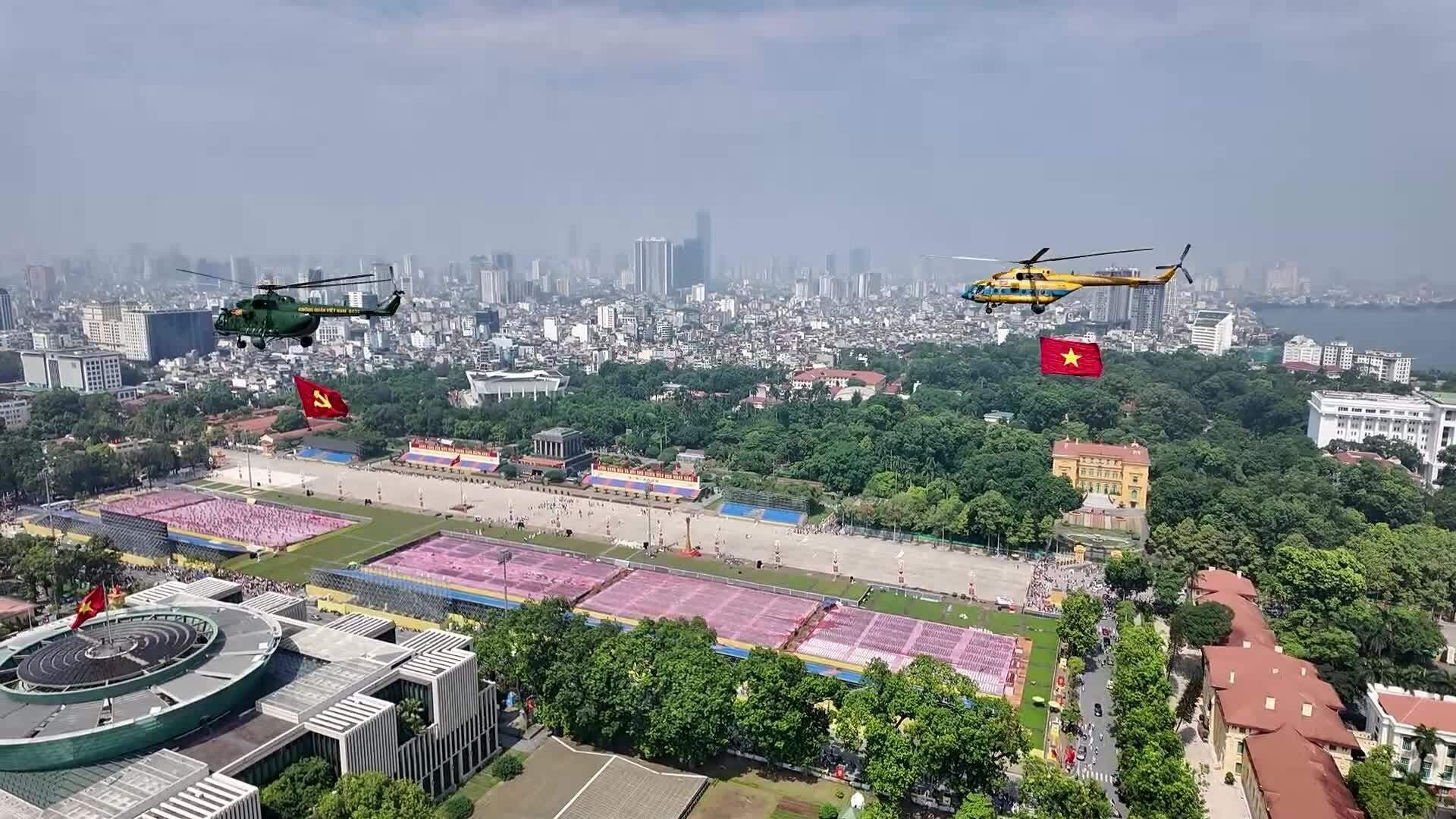 Hai trực thăng mang cờ Việt Nam bay qua Quảng trường Ba Đình và thành phố Hà Nội trong lễ kỷ niệm 2/9.
