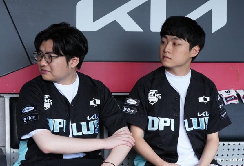 Hai tuyển thủ Dplus KIA ngồi chờ trận đấu, thể hiện sự chuẩn bị và áp lực từ lịch thi đấu LCK