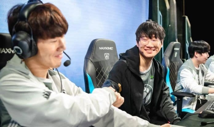 Hai tuyển thủ esports bắt tay sau trận đấu tại CKTG 2025, tượng trưng cho vinh quang được đánh đổi và sự ra đời của những huyền thoại mới.