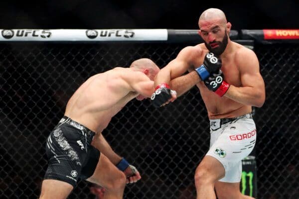 Hai võ sĩ UFC đang giao đấu quyết liệt trong lồng bát giác.