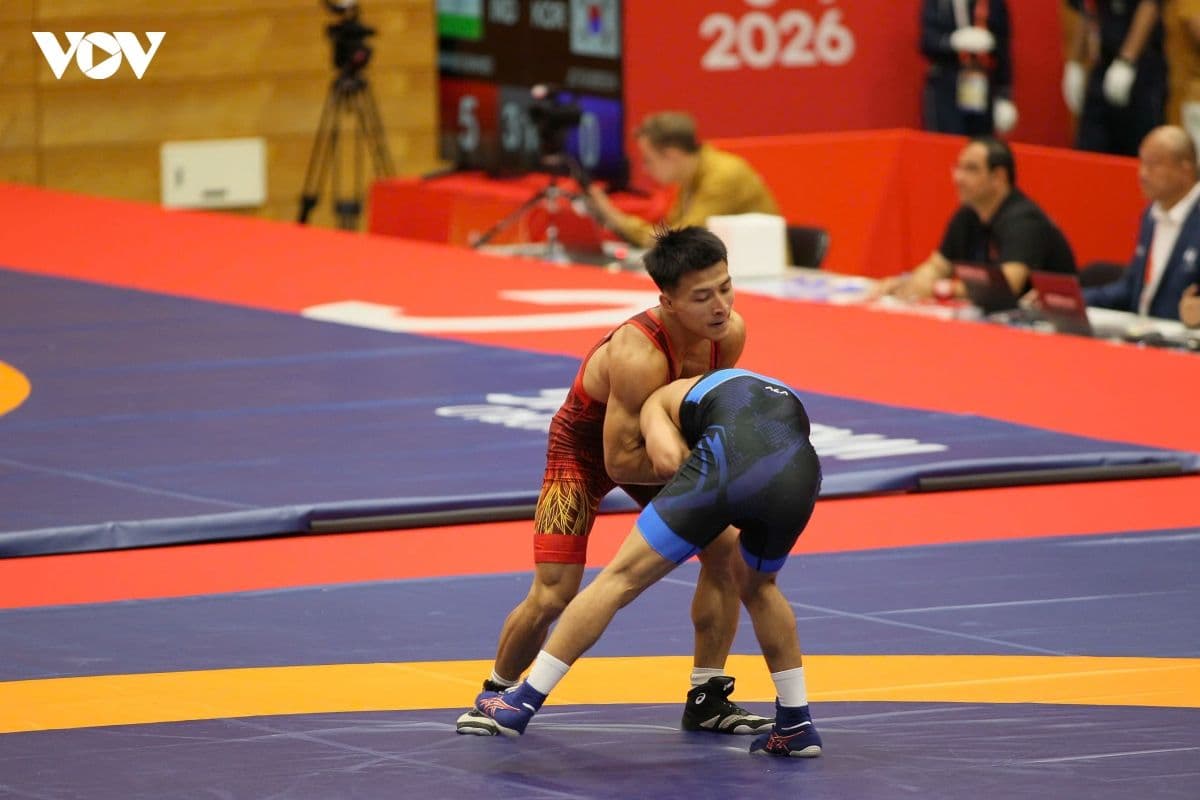 Hai vận động viên đấu vật tranh tài trên thảm đấu tại ASIAD 2026, thể hiện sự đa dạng của thể thao Việt Nam.