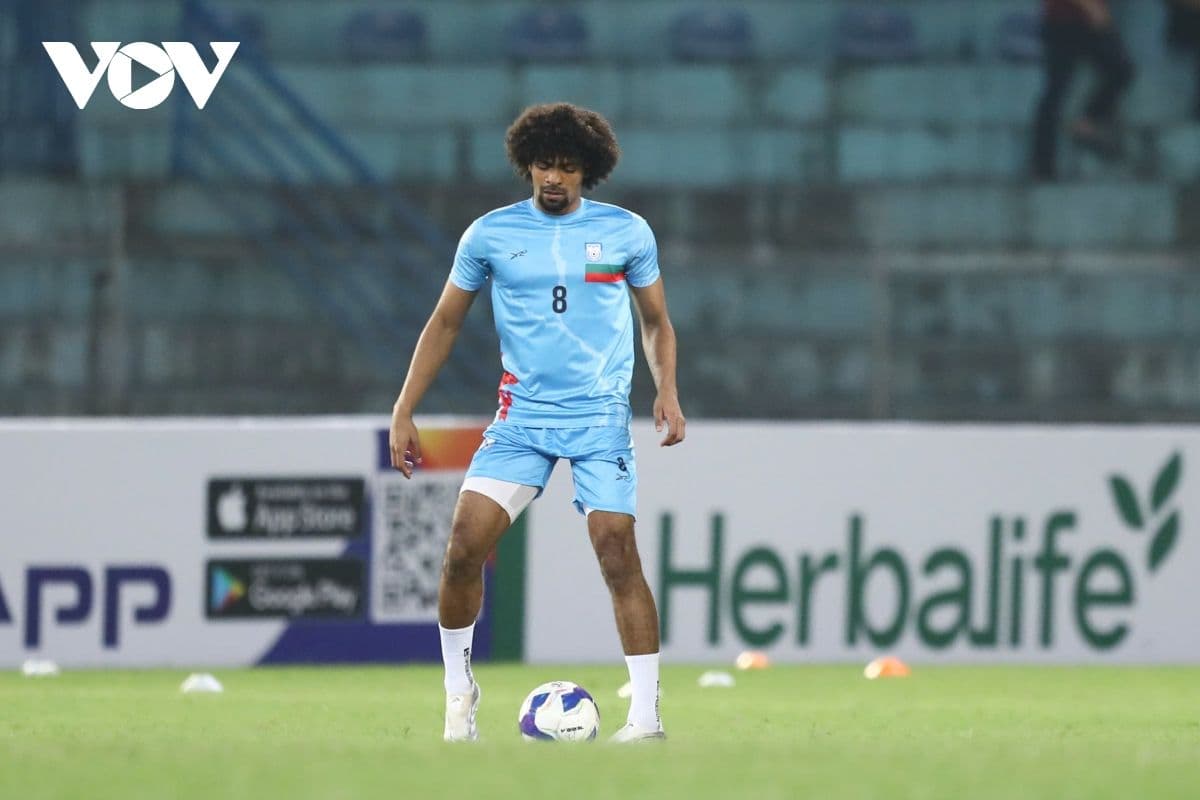 Hamza Choudhury, ngôi sao gốc Bangladesh từng thi đấu ở Ngoại hạng Anh, tập luyện cùng đội tuyển quốc gia.