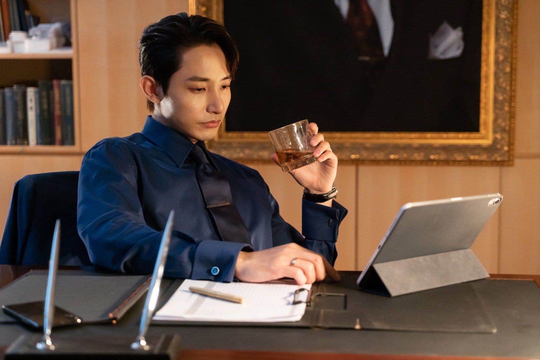 Han Ji Wook (Lee Soo Hyuk) trầm tư với ly rượu, thể hiện nội tâm phức tạp của nhân vật trong Sợi Chỉ Tử Thần.