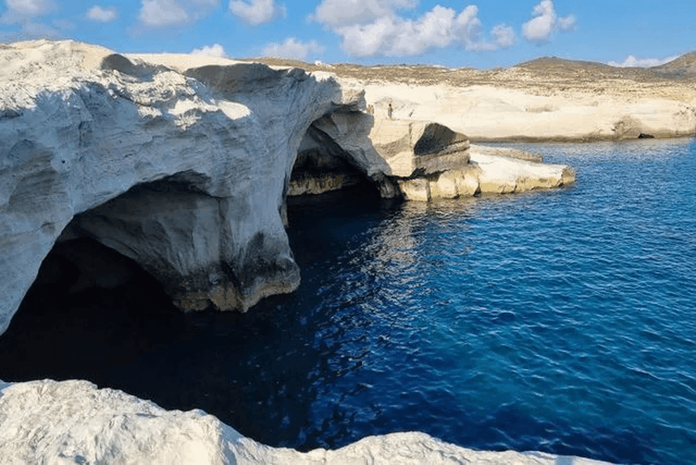 Hang động và vách đá trắng độc đáo tại bãi biển Sarakiniko, Milos, Hy Lạp