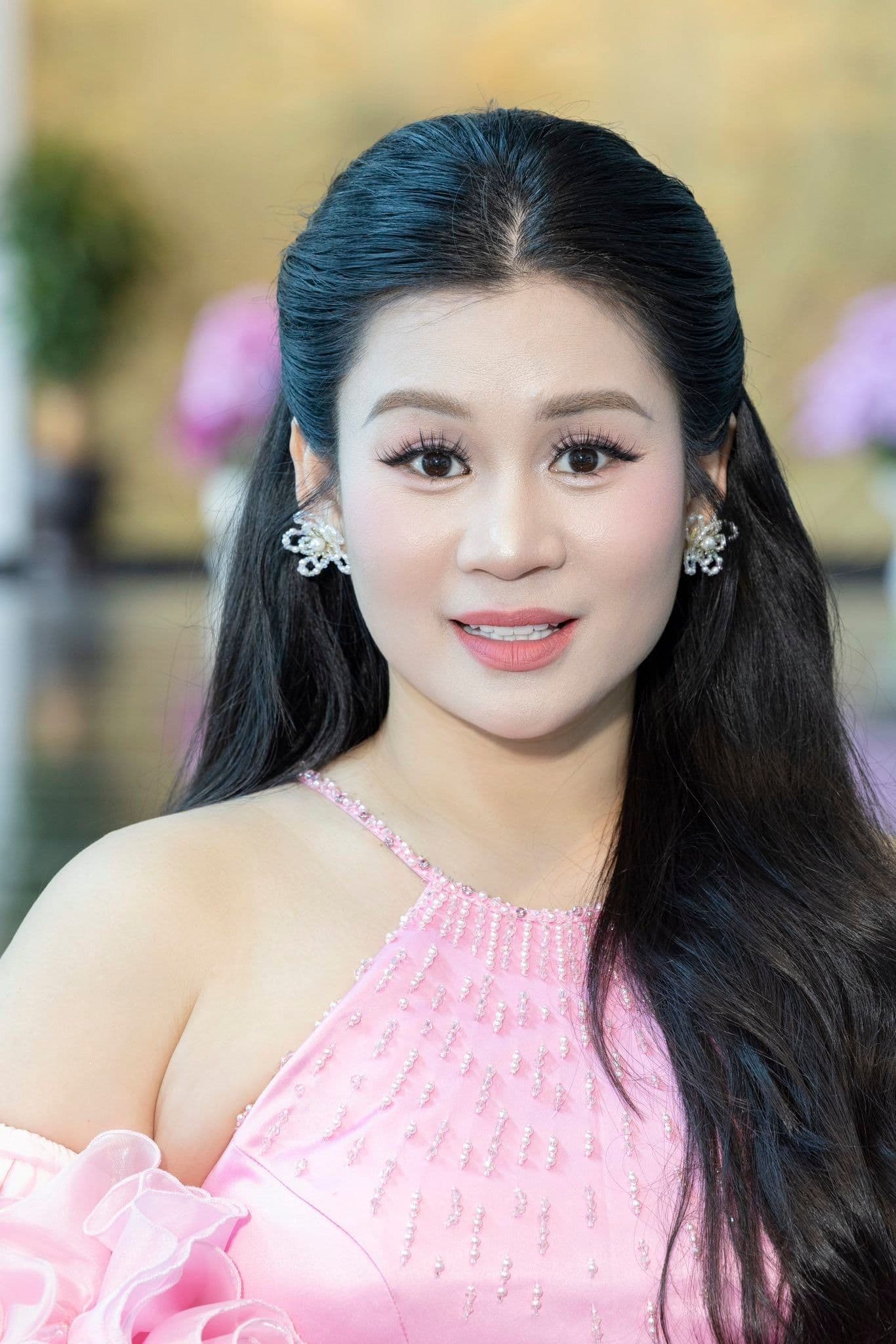 Hari Won nở nụ cười rạng rỡ, thể hiện sự chân thành và cảm xúc thật của cô giữa showbiz.