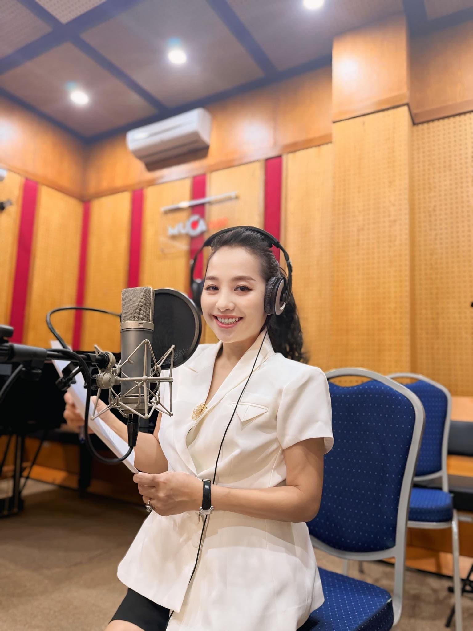 Hari Won trong phòng thu âm, thể hiện sự chuyên nghiệp và bản lĩnh của một nghệ sĩ kiên cường.