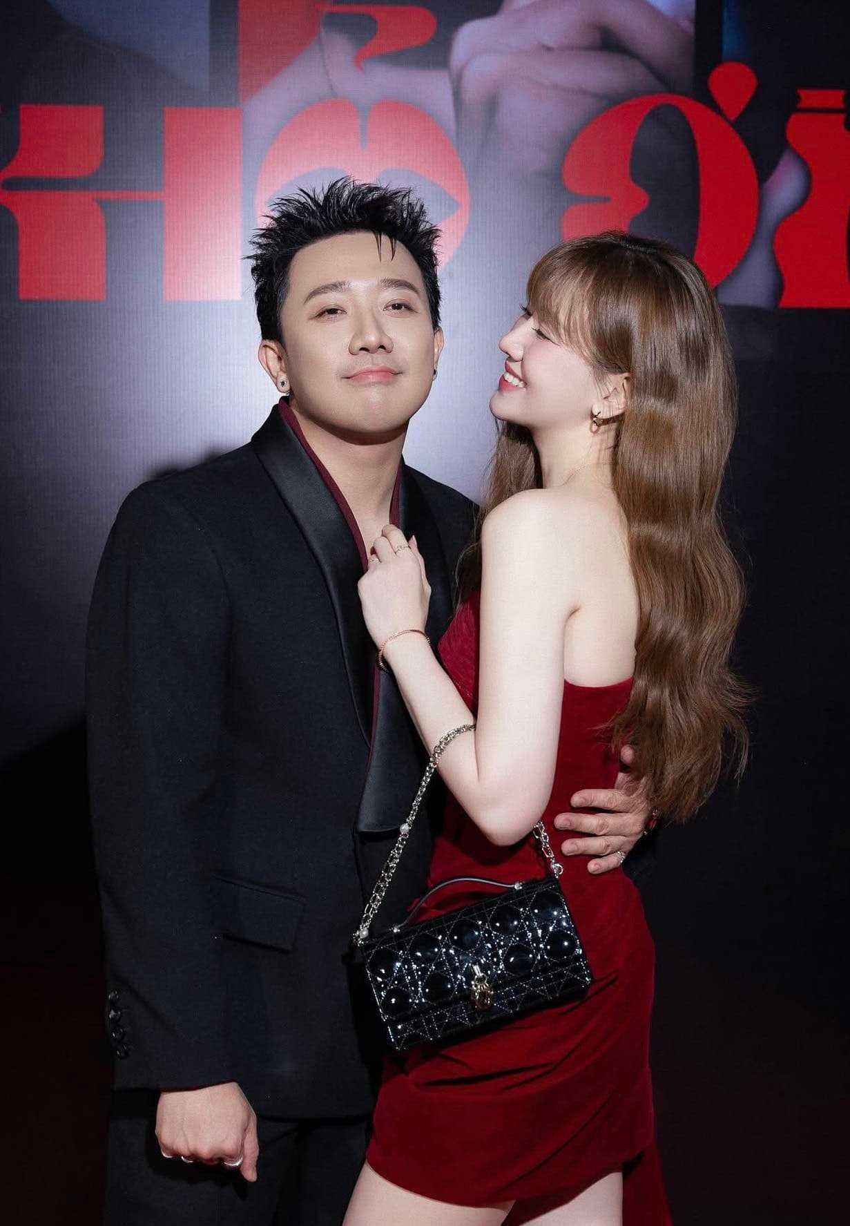 Hari Won và Trấn Thành xuất hiện tại sự kiện, hình ảnh cặp đôi luôn là tâm điểm chú ý của công chúng.