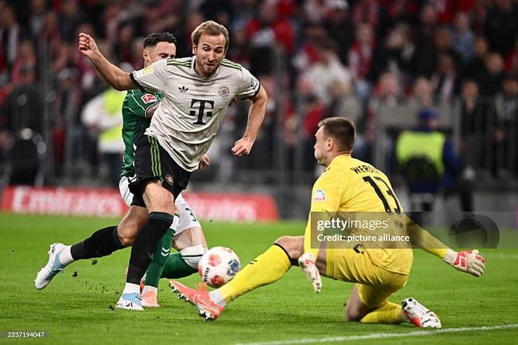Harry Kane dứt điểm trong trận đấu giữa Bayern Munich và Werder Bremen