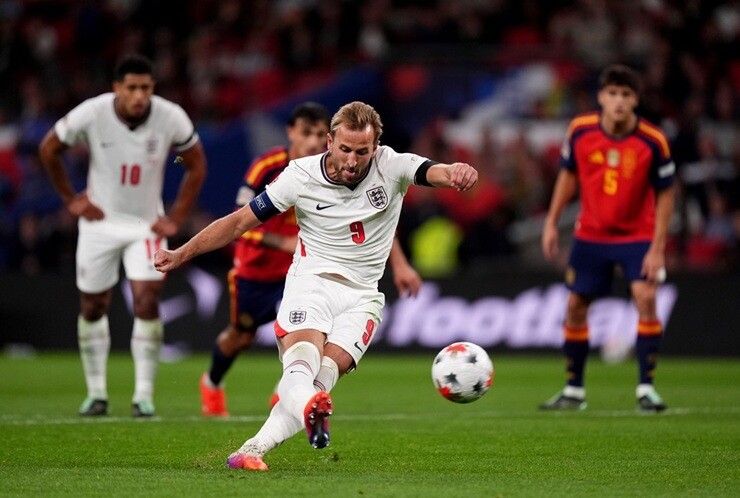 Harry Kane sút hỏng quả phạt đền quan trọng trong trận đấu với Tây Ban Nha.