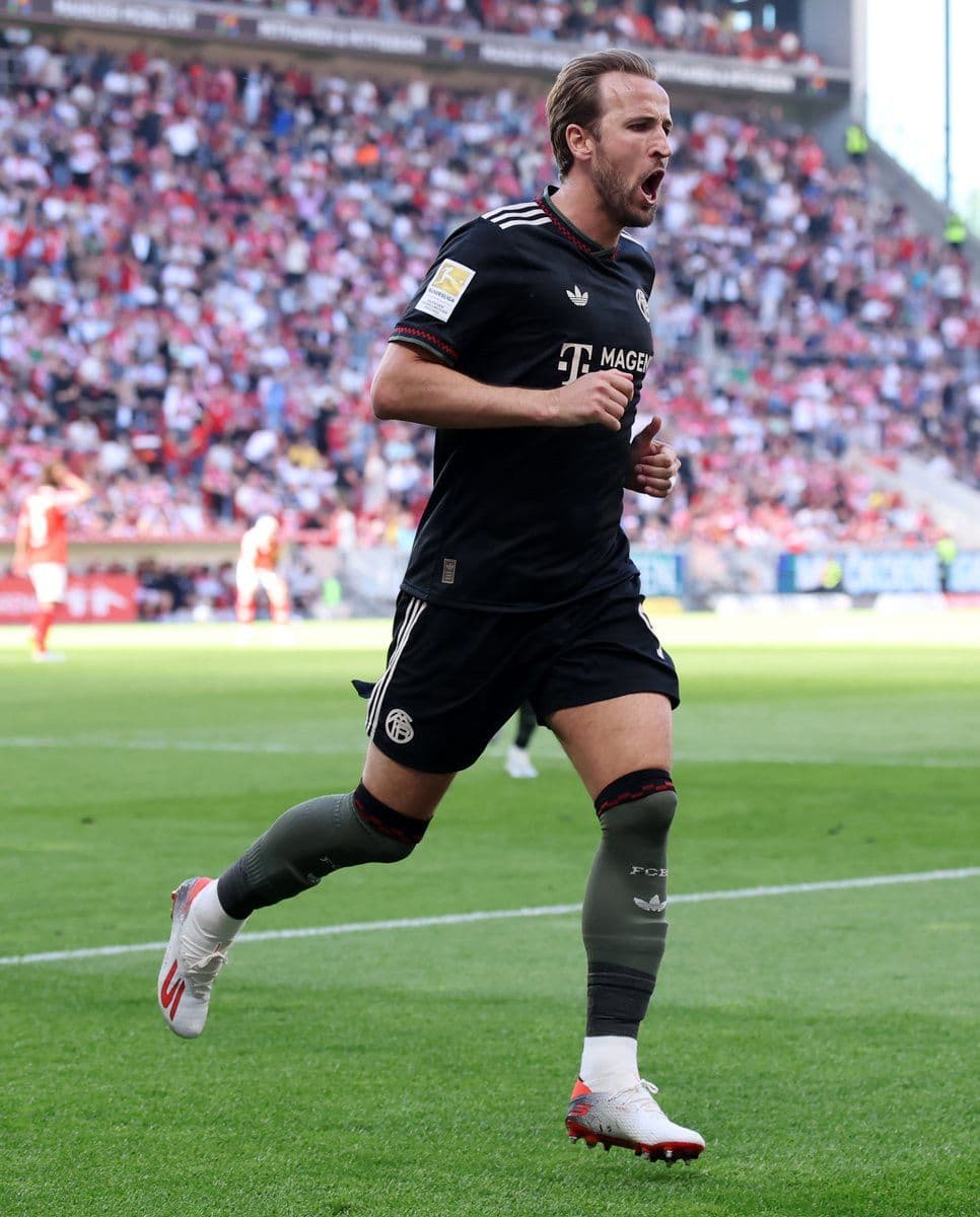 Harry Kane thể hiện quyết tâm sau khi Bayern Munich bắt đầu cuộc lội ngược dòng