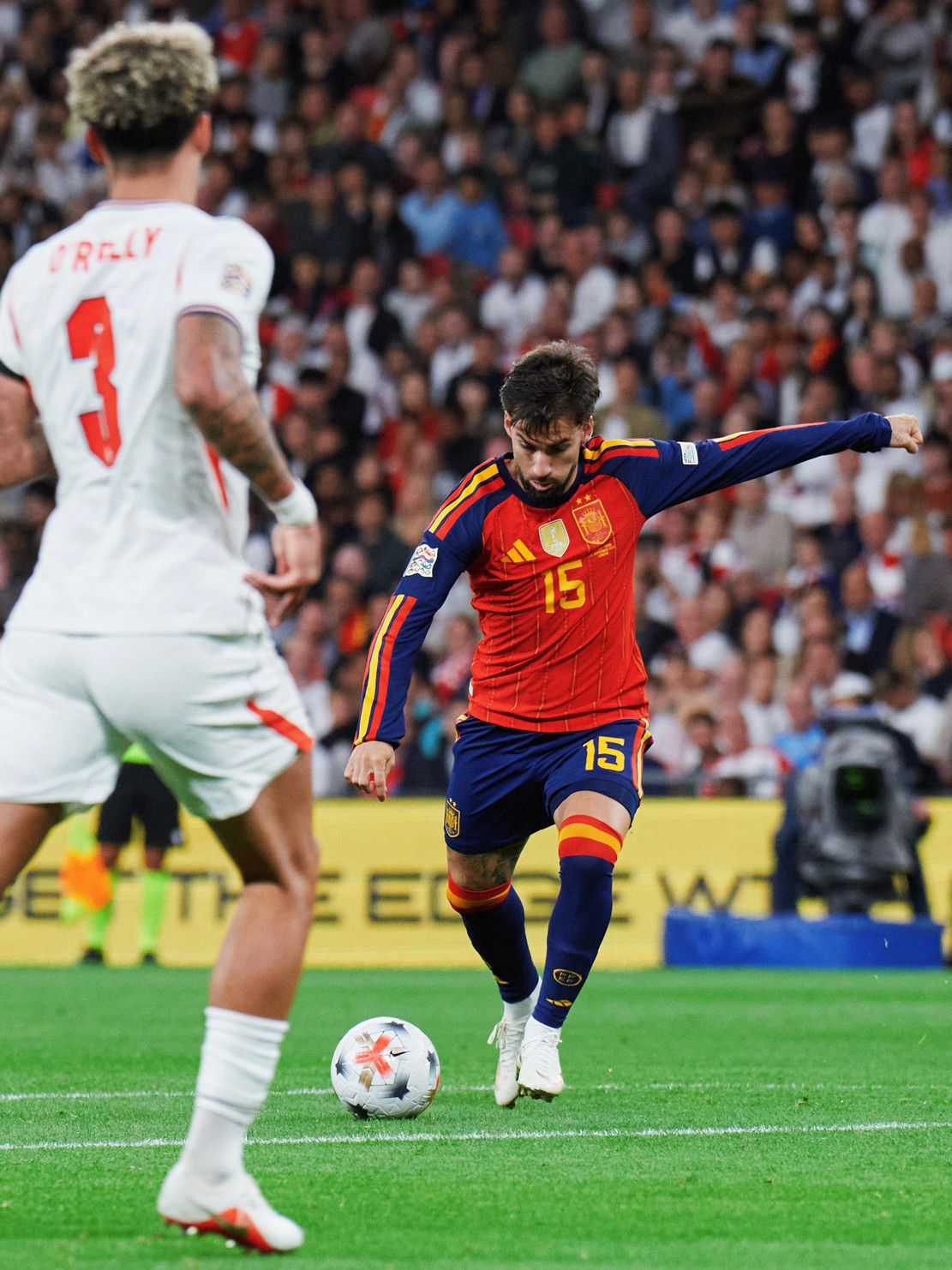 Harry Kane thất vọng sau khi bỏ lỡ cơ hội vàng từ chấm phạt đền.