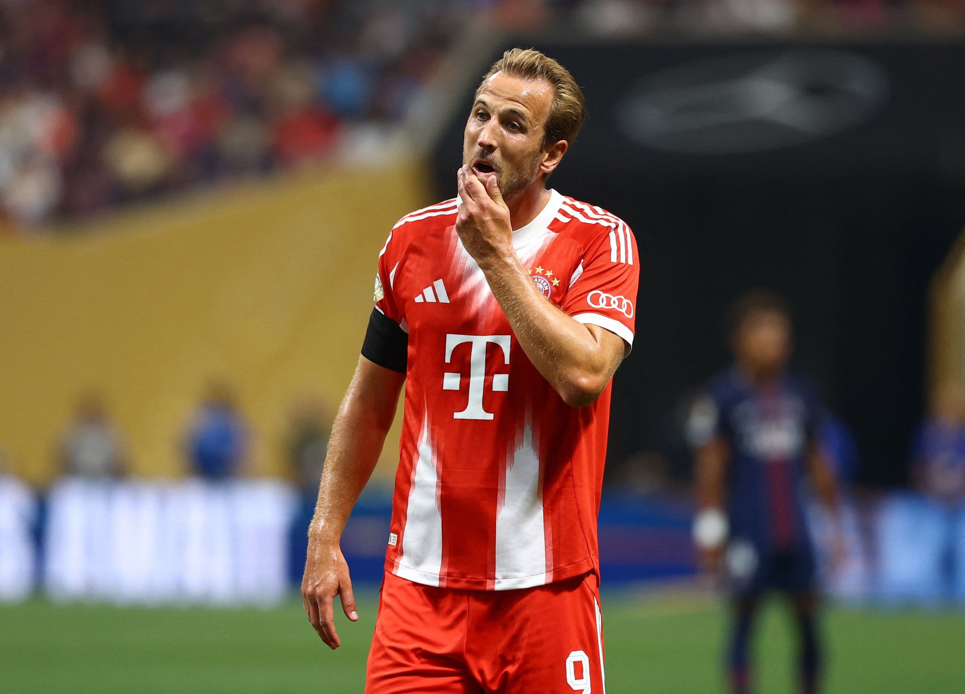 Harry Kane và các cầu thủ Bayern thất vọng sau trận thua PSG