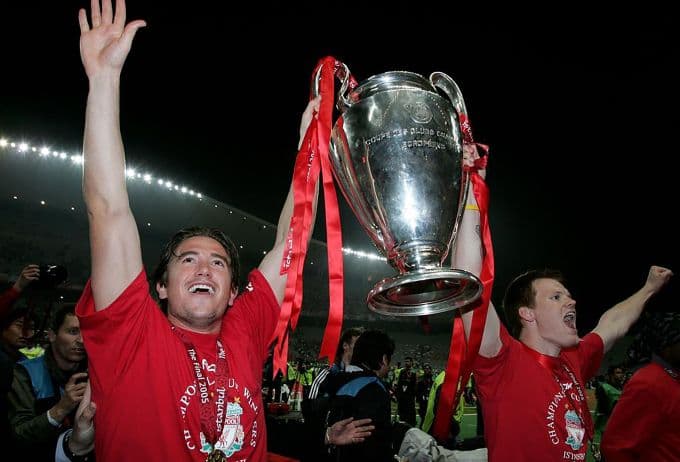 Harry Kewell ăn mừng chức vô địch UEFA Champions League cùng Liverpool.