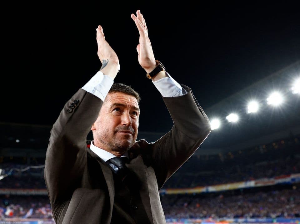 Harry Kewell vỗ tay chào người hâm mộ trên sân vận động trong vai trò huấn luyện viên trưởng CLB Hà Nội.