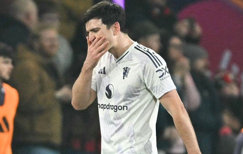 Harry Maguire của Manchester United thất vọng sau quyết định trọng tài gây tranh cãi.