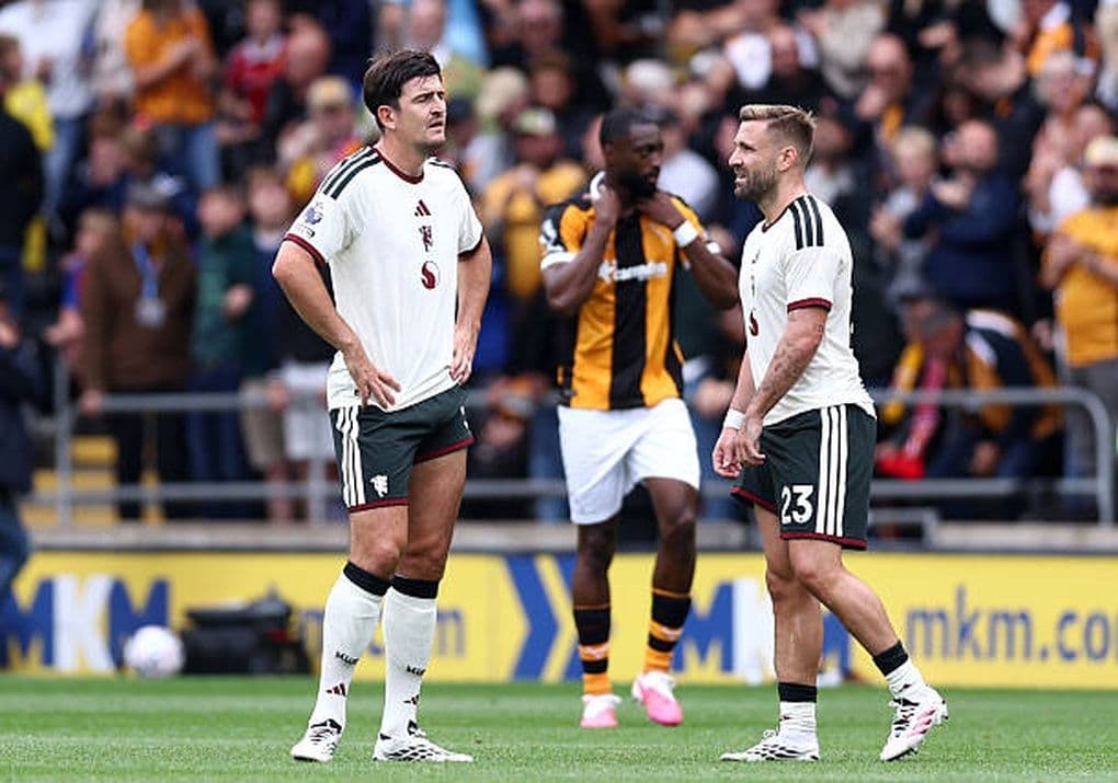 Harry Maguire và Luke Shaw của Manchester United thể hiện sự thất vọng sau trận thua sốc trước Hull City
