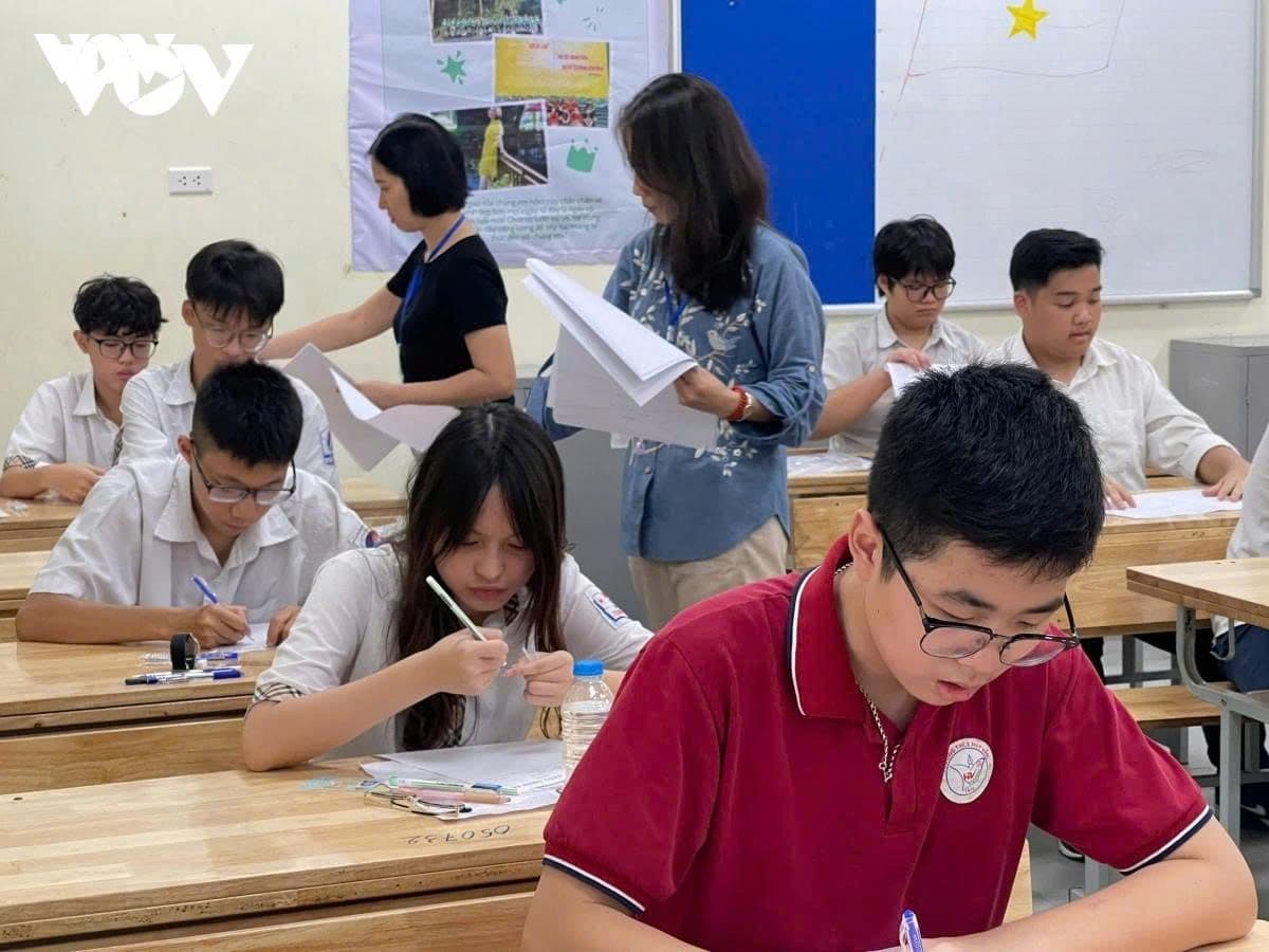 Học sinh đang làm bài kiểm tra trong lớp học, thể hiện hoạt động học tập và chất lượng giáo dục tại trường.
