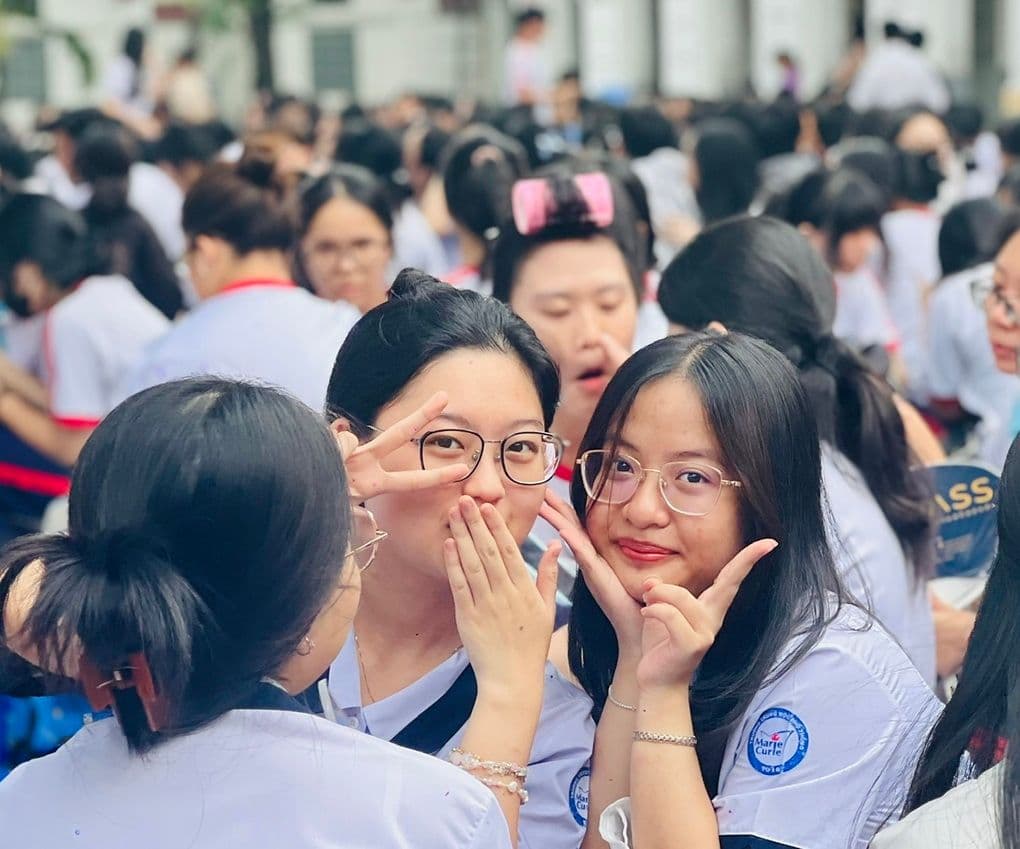 Học sinh chờ đợi kết quả tuyển sinh đại học trong bối cảnh điểm chuẩn biến động