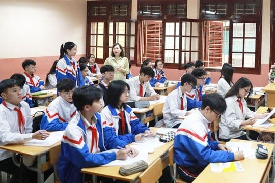 Học sinh chăm chú trong lớp học tiếng Anh ở Hà Nội, thể hiện sự tập trung vào việc học ngoại ngữ theo định hướng mới.