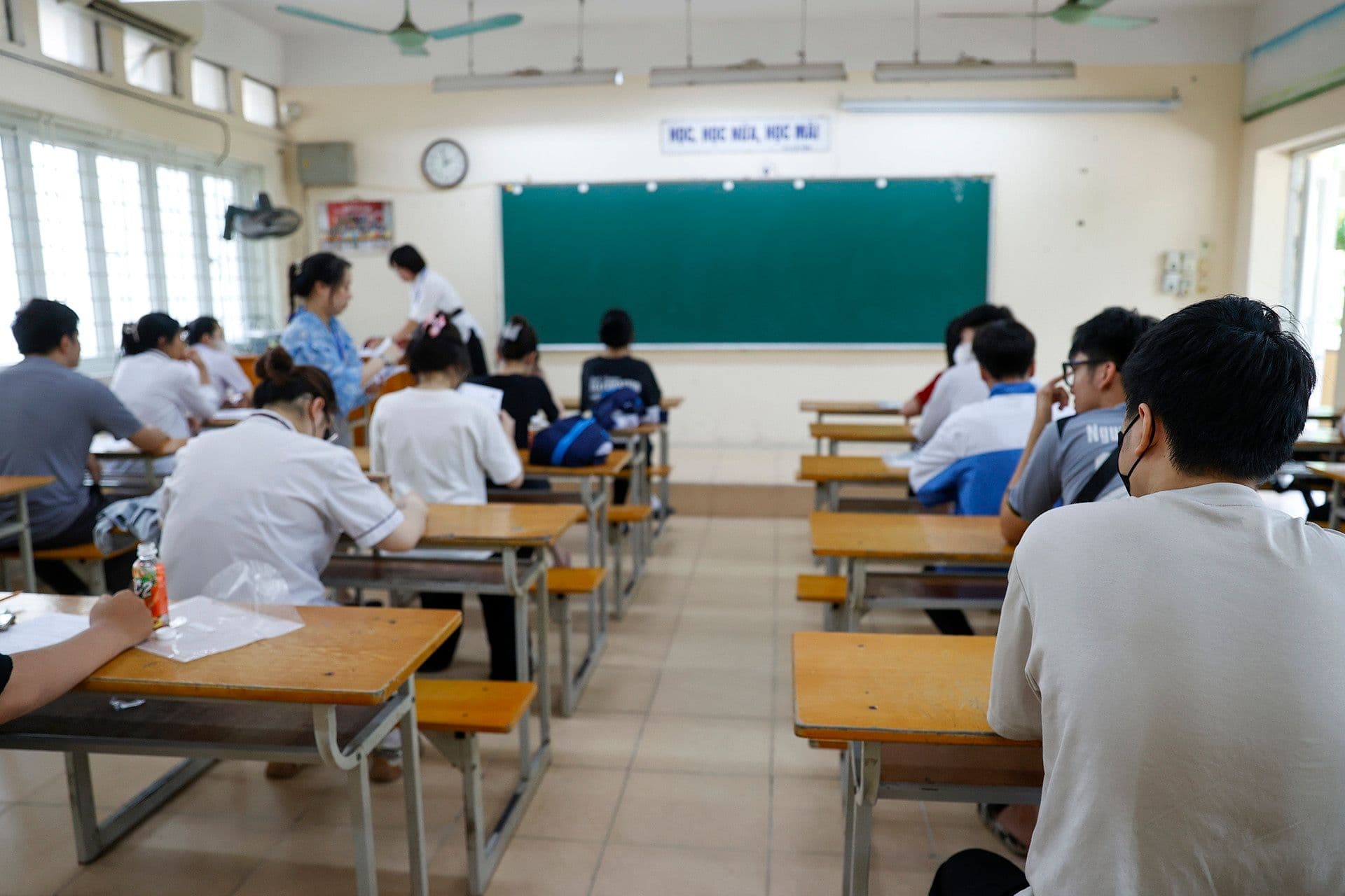 Học sinh chuẩn bị cho kỳ thi đại học, đối mặt với điểm chuẩn và tương lai