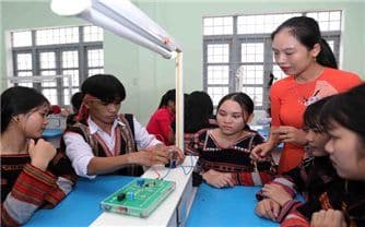 Học sinh dân tộc thiểu số trong lớp học thực hành, minh họa nỗ lực lan tỏa giá trị tri thức và phát triển giáo dục