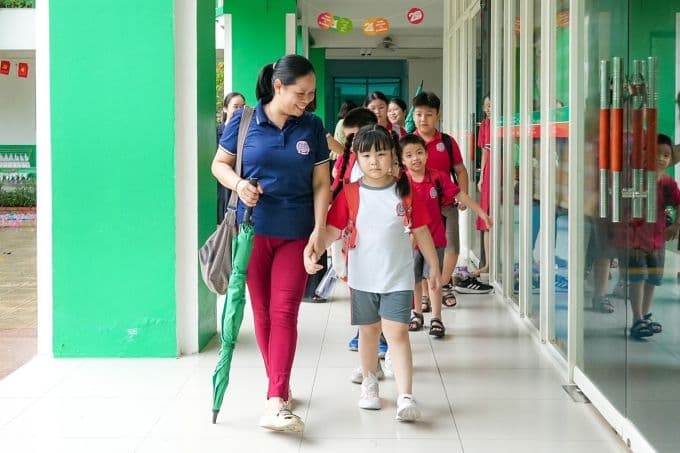 Học sinh Hà Nội rời trường sau khi phải ngủ lại vì ngập lụt, minh họa khó khăn của phụ huynh và nhà trường.