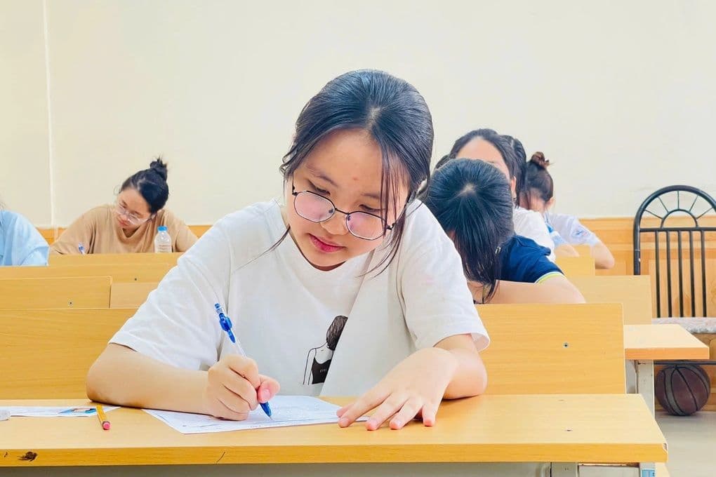 Học sinh Hà Nội tập trung làm bài thi tuyển sinh lớp 10.