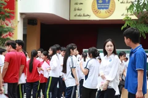 Học sinh Hà Nội tập trung tại trường, hồi hộp chờ đợi công bố điểm thi lớp 10