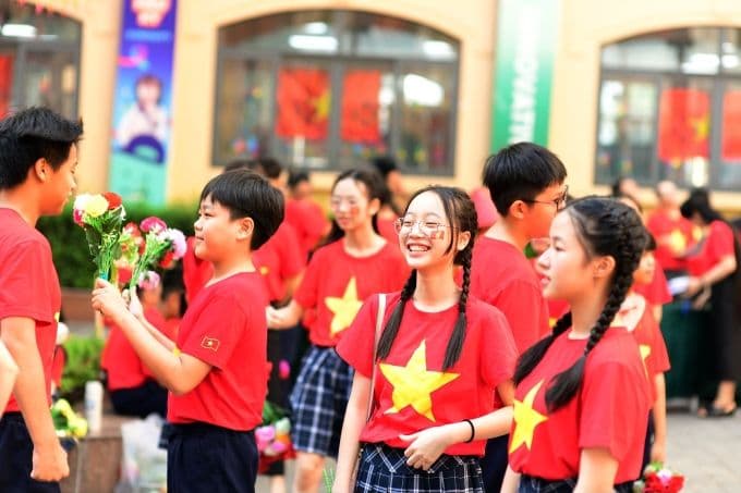 Học sinh Hà Nội trong trang phục cờ đỏ sao vàng, thể hiện tinh thần tự hào dân tộc và sự đồng lòng hướng về Đại lễ.