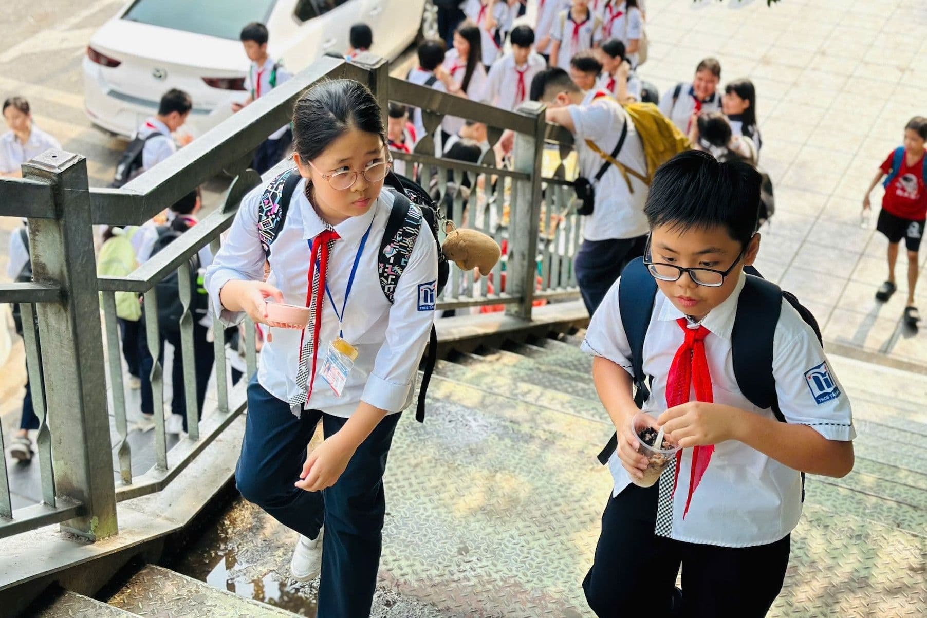 Học sinh đi học, minh họa những băn khoăn về tuyển sinh đầu cấp số hóa tại Hà Nội