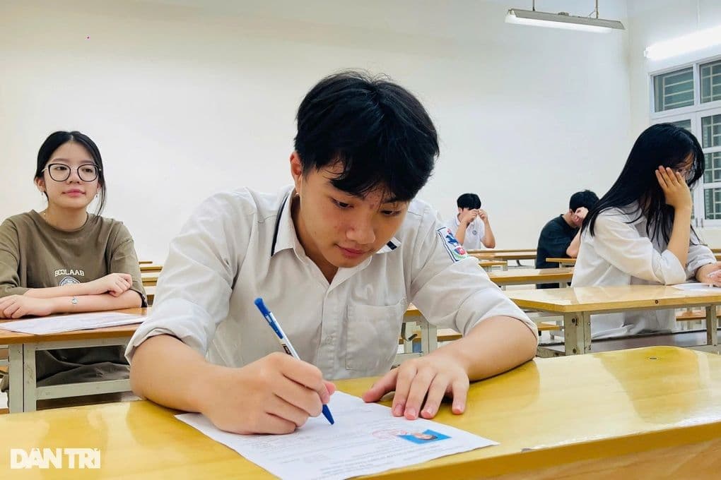 Học sinh làm bài thi tuyển sinh lớp 10 tại Hà Nội