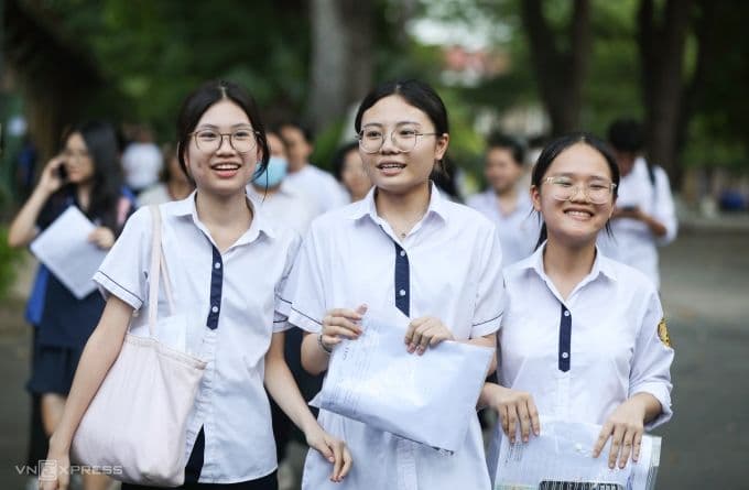 Học sinh lớp 10 Hà Nội vui vẻ sau kỳ thi tuyển sinh.