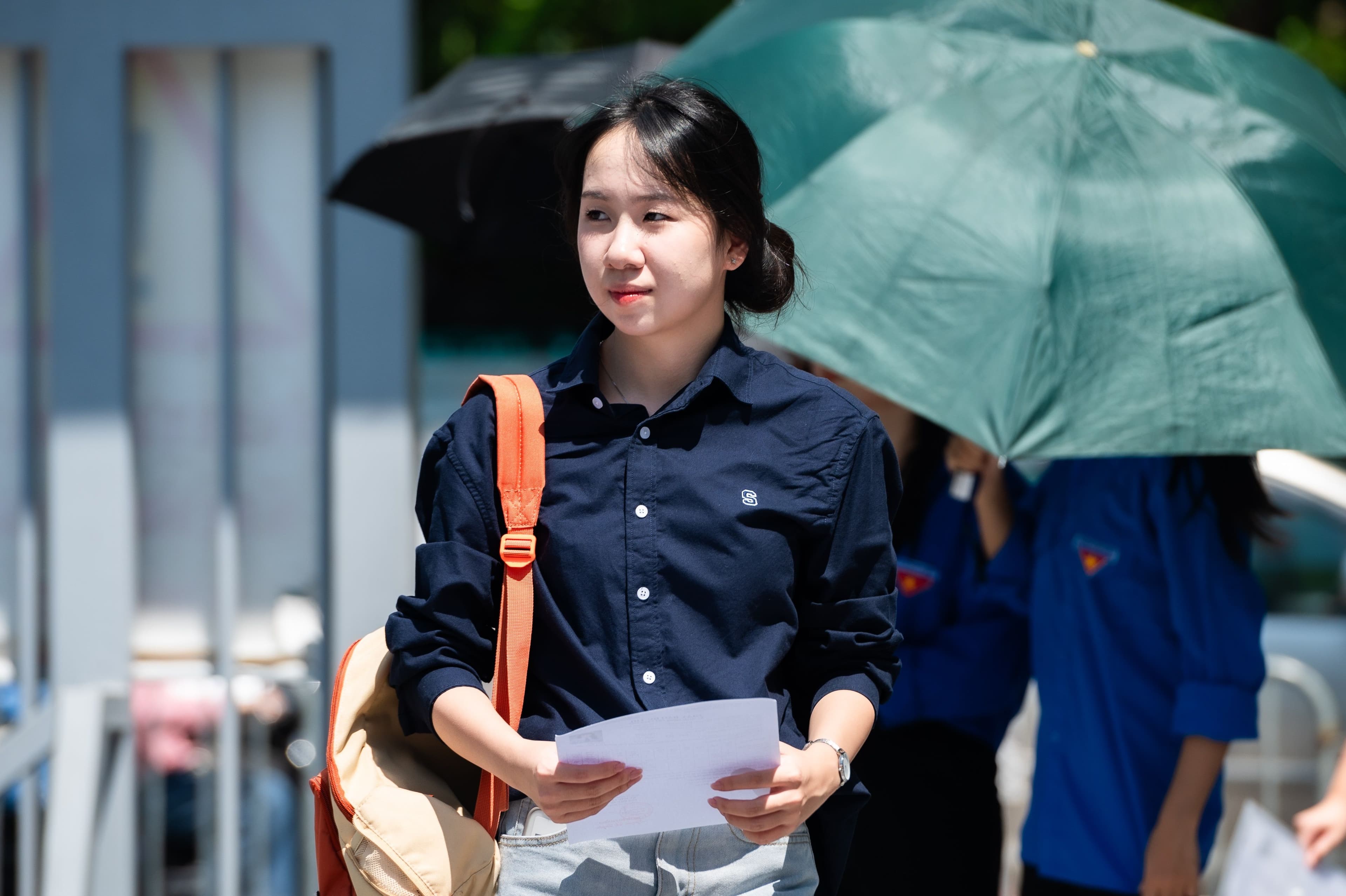 Học sinh nhận học bổng, tượng trưng cho thành quả của chiến lược ôn luyện và định hướng tương lai.