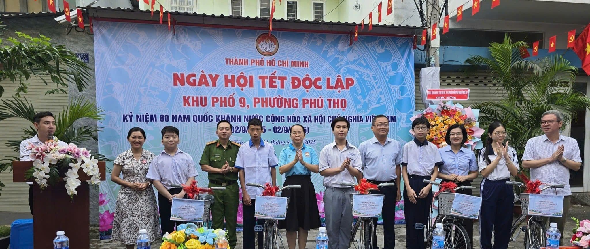 Học sinh nhận xe đạp mới trong Ngày hội Tết Độc lập, khuyến khích thế hệ trẻ vươn lên và xây dựng đất nước