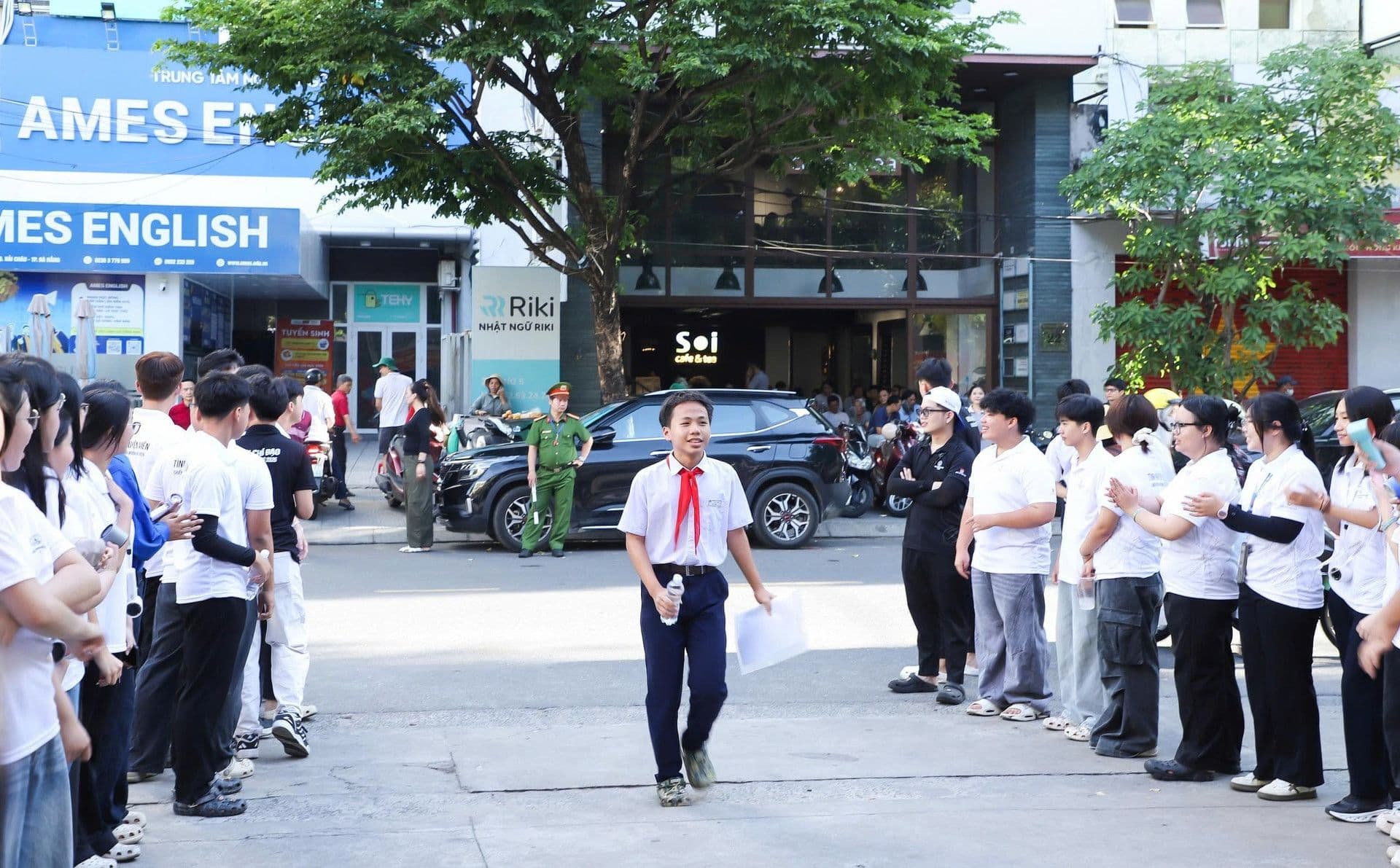 Học sinh Đà Nẵng rời điểm thi lớp 10 năm 2026, phản ánh không khí mùa thi và chờ đợi điểm chuẩn.