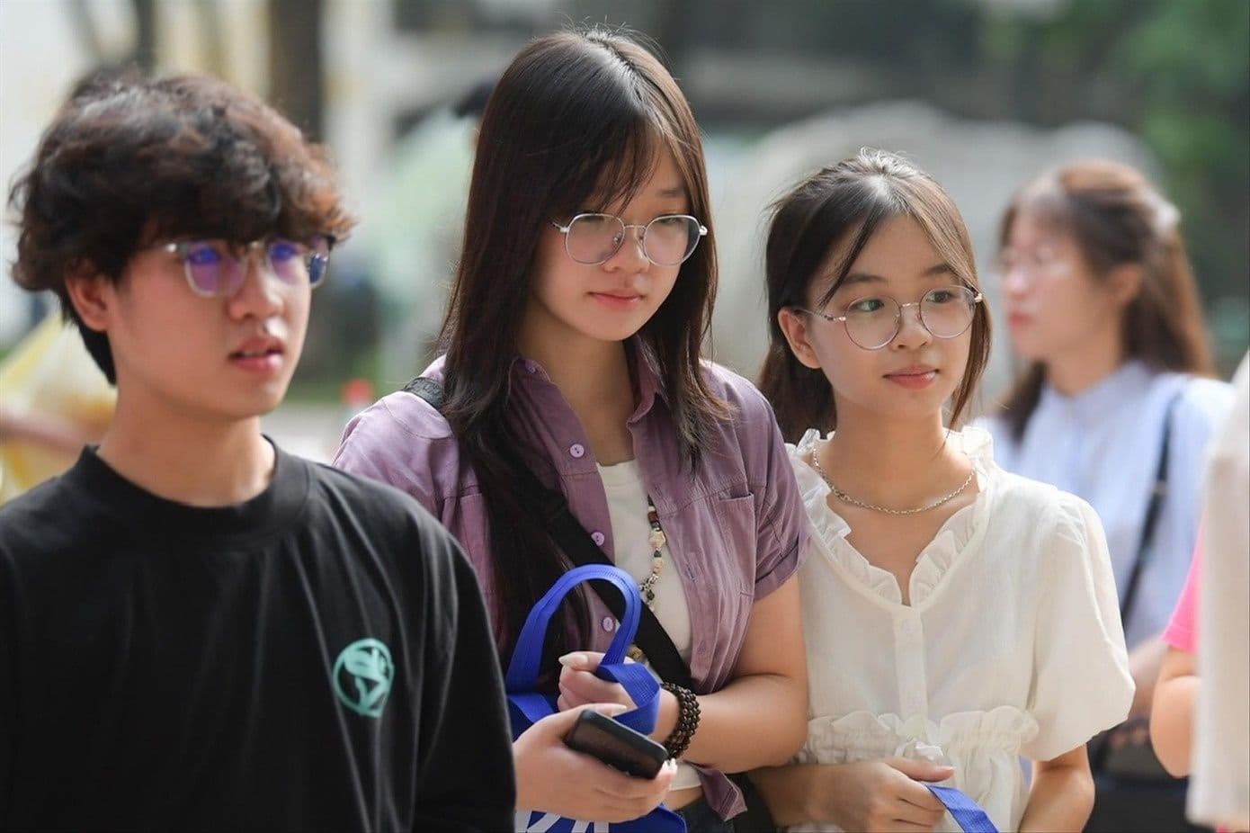 Học sinh suy tư về lựa chọn ngành học và triển vọng nghề nghiệp trong kỷ nguyên số.