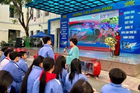 Học sinh tham dự lễ phát động Cuộc thi Viết thư Quốc tế UPU lần thứ 55 tại Hải Phòng, nhấn mạnh sự kết nối trong thế giới số.