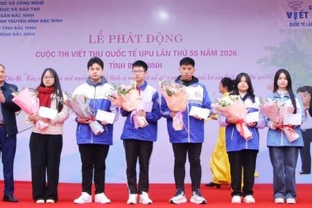 Học sinh tham gia lễ phát động Cuộc thi Viết thư quốc tế UPU lần thứ 55 tại Bắc Ninh