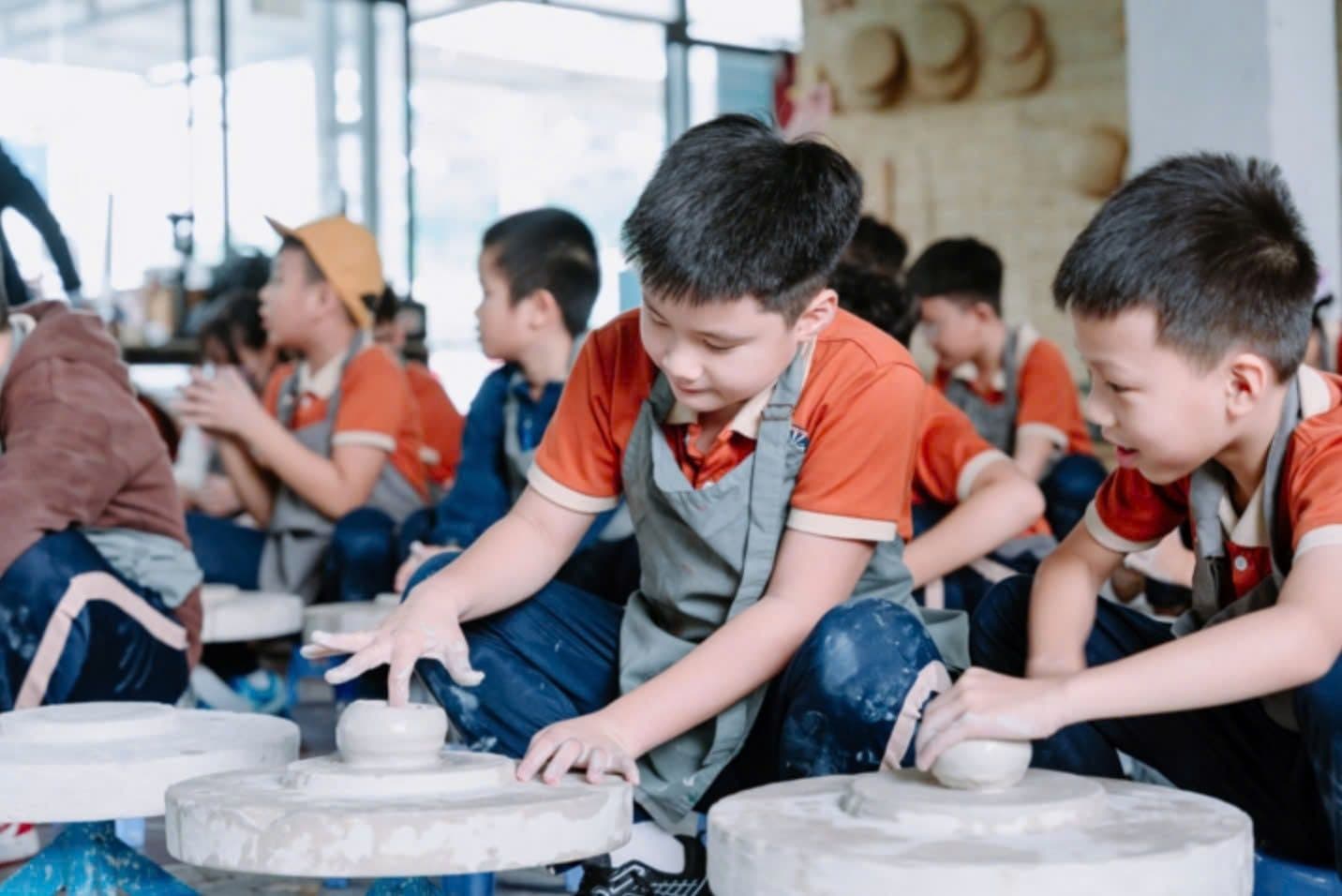 Học sinh tham gia lớp học làm gốm, tận dụng kỳ nghỉ lễ để học hỏi và trải nghiệm những hoạt động sáng tạo.