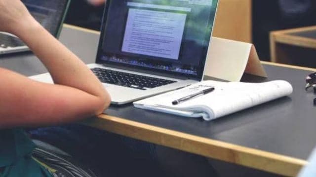 Học sinh tham gia lớp học trực tuyến trên máy tính, thể hiện nỗ lực giáo dục số hóa