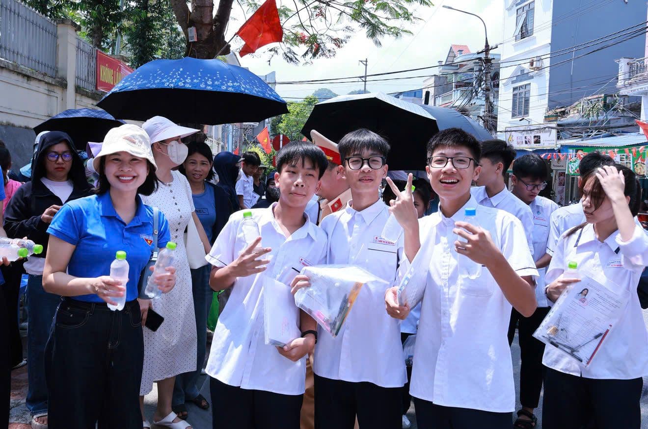 Học sinh THPT vui vẻ tương tác ngoài trời, thể hiện vai trò giáo dục vượt khuôn khổ truyền thống