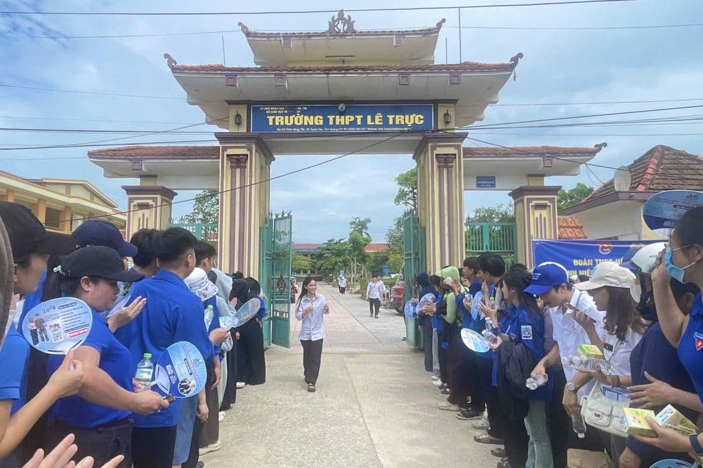Học sinh tại cổng trường THPT Lê Trực, những người chịu ảnh hưởng từ gian lận thi cử
