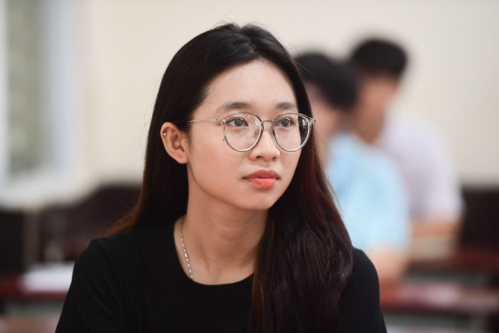 Học sinh tập trung xem danh sách điểm chuẩn đại học được công bố trên bảng