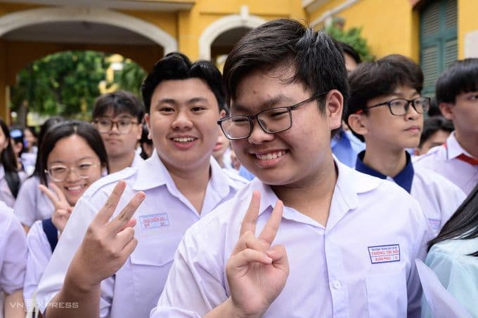 Học sinh TP.HCM phấn khởi rời phòng thi sau khi hoàn thành bài thi Tiếng Anh lớp 10, tự tin với kết quả cao.