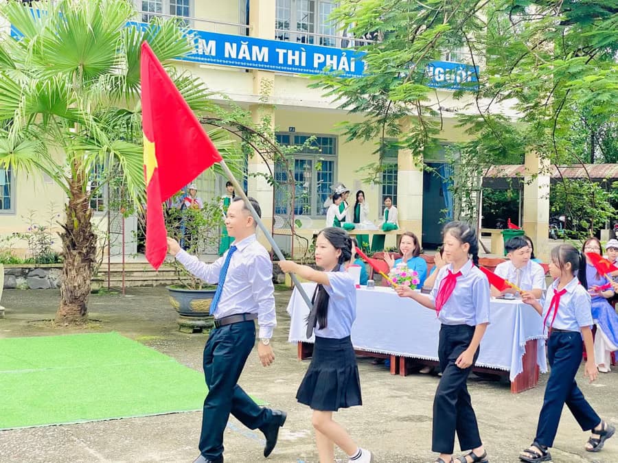 Học sinh Trường 19 tháng 8 tham gia lễ khai giảng, tượng trưng cho mục tiêu kiến tạo chất lượng giáo dục và phát triển toàn diện cho thế hệ tương lai.